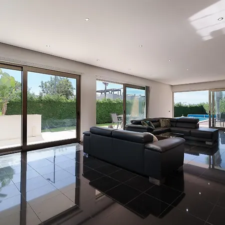 Marina Luxurious House With Pool By Lovelystay וילה